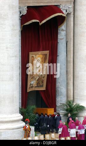 (Dpa) - der Sarg mit Papst Johannes Paul II wird durchgeführt nach der Trauerfeier zu seiner letzten Ruhestätte in den Petersdom im Vatikan, Vatikanstadt, Freitag, 8. April 2005. Der Papst starb im Alter von 84 Jahren am vergangenen Samstag. Stockfoto