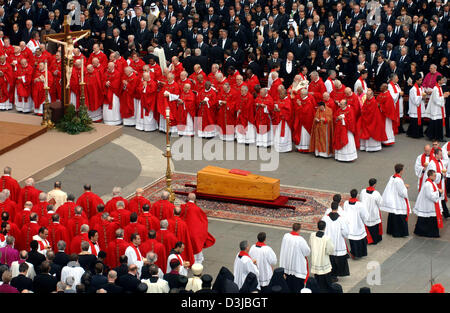 (Dpa) - die Kardinäle haben um den Sarg mit der Leiche von Papst Johannes Paul II während der Trauerfeier auf dem Petersplatz im Vatikan, Vatikanstadt, 8. April 2005 versammelt. Der Papst starb im Alter von 84 Jahren am vergangenen Samstag. Stockfoto