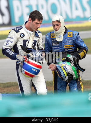 (Dpa) - italienische Formel1-Fahrer Giancarlo Fisichella (R) von Renault und Australier Mark Webber (BMW-Williams) sprechen nach ihrer Kollision am Grand Prix von Malaysia in Sepang, in der Nähe von Kuala Lumpur, Malaysia, 20. März 2005. Stockfoto