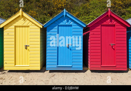 Hell lackiert Strandhütten auf Llanbedrog Strand Llyn Halbinsel Gwynedd North Wales Großbritannien GB EU Europa Stockfoto