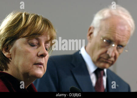 (Dpa) - der Vorsitzende der deutschen Oppositionspartei CDU, Angela Merkel und Edmund Stoiber, CSU und Ministerpräsident von dem Bundesland Bayern, im Bild während einer Pressekonferenz in Berlin, Deutschland, 17. März 2005 Vorsitzender der deutschen. Stockfoto