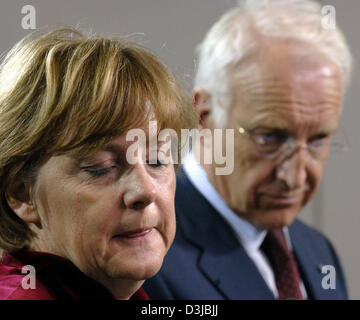 (Dpa) - der Vorsitzende der deutschen Oppositionspartei CDU, Angela Merkel und Edmund Stoiber, CSU und Ministerpräsident von dem Bundesland Bayern, im Bild während einer Pressekonferenz in Berlin, Deutschland, 17. März 2005 Vorsitzender der deutschen. Stockfoto