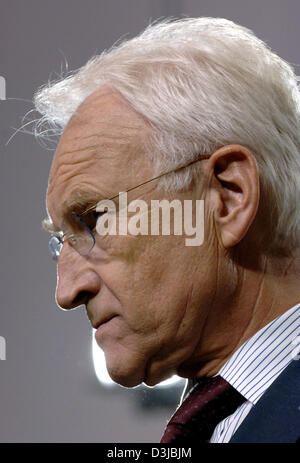 (Dpa) - Edmund Stoiber, Vorsitzender der deutschen CSU und Ministerpräsident des deutschen Bundesland Bayern, während einer Pressekonferenz in Berlin, Deutschland, 17. März 2005 abgebildet. Stockfoto