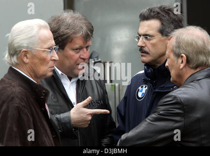 (Dpa) - Mercedes Chairman Juergen Hubbert, Vice President von Mercedes-Benz Motorsport Norbert Haug, BMW Motorsport Direktor Mario Theissen und Manager des deutschen Formel1-Fahrer Nick Heidfeld, Werner Heinz (L-R) Vortrag auf der Koppel auf der Grand-Prix-Strecke im Albert Park in Melbourne, Australien, 5. März 2005. Der erste Grand Prix der Saison 2005 fand am 6. März 2005. Stockfoto