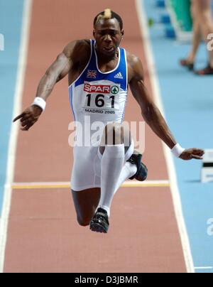 (Dpa) - Großbritanniens Phillips Idowu springt am Sportzentrum in Madrid, Spanien, Freitag, 4. März 2005. 583 Athleten aus 43 Ländern konkurrieren gegeneinander während der 28. Indoor Leichtathletik Europameisterschaft im Palacio de Deportes De La Comunidad de Madrid von 4 März bis 6. März 2005 statt. Stockfoto