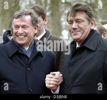 (Dpa) - deutsche Präsident Horst Köhler (L) begrüßt der ukrainische Präsident Viktor Yushchenko in Berlin, Deutschland, 8. März 2005. Juschtschenko ist für einen zweitägigen Besuch in Deutschland. Stockfoto