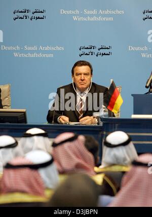 (Dpa) - Bundeskanzler Gerhard Schroeder besucht eine wirtschaftliche Forum durch die Kammer Handwerk in Riyadh, Saudi Arabien, 28. Februar 2005. Schröder kam in der saudischen Hauptstadt am 27. Februar am Anfang einer einwöchigen Tour von sieben arabischen Ländern zur Steigerung Deutschlands Handel und politischen Beziehungen in der Golfregion. Stockfoto