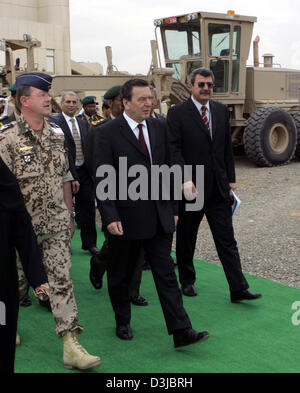 (Dpa) - Bundeskanzler Gerhard Schroeder (2. v. R) inspiziert Baufahrzeuge, die für die geplante Ausbildung von irakischen Soldaten in den Vereinigten Arabischen Emiraten von deutschen Soldaten, in Abu Dhabi, Vereinigte Arabische Emirate, 5. März 2005 verwendet werden. Schröders Besuch in den Vereinigten Arabischen Emiraten war seine letzte Station einer einwöchigen Tour von sieben arabischen Ländern zur Steigerung der Deutschlands Stockfoto