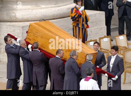 (Dpa) - der Sarg mit Papst Johannes Paul II wird nach der Trauerfeier selbst auf dem Weg in die Gruft auf dem Petersplatz im Vatikan, Vatikanstadt, 8. April 2005 Pilger aus der ganzen Welt gezeigt. Der Papst starb im Alter von 84 Jahren am vergangenen Samstag. Stockfoto