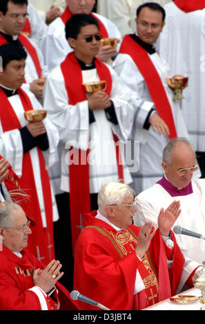 (Dpa) - German Cardinal Joseph Ratzinger (C) führt durch die Trauerfeier für Papst Johannes Paul II. auf dem Petersplatz im Vatikan, Vatikanstadt, Freitag, 8. April 2005. Der Papst starb im Alter von 84 Jahren am vergangenen Samstag. Stockfoto