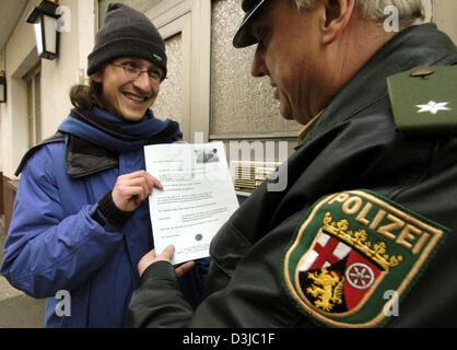 (Dpa) - ein Polizist (R) übergibt eine Broschüre, ein ortsansässiger, der in den inneren Teil der Sicherheitszone in der Innenstadt von Mainz, Deutschland, 18. Februar 2005 lebt. Die Broschüre erklärt die Sicherheitsmaßnahme für den bevorstehenden Bush-Besuch. Z. B. keine Autos erlaubt, in den Straßen zwischen 06:00 und 20:00 am 23. Februar 2005 abstellen.  Darüber hinaus erstreckt sich rund 1.300 Luftkanal und Wasserrinnen sind Stockfoto