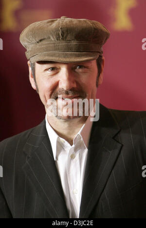 (Dpa) - US-Schauspieler Kevin Spacey im Bild während der Pressekonferenz für die Präsentation des Films "Beyond the Sea" (USA) während der 55. Berlinale Internationalen Filmfestspiele in Berlin, Deutschland, 12. Februar 2005. Insgesamt 21 Filme konkurrieren um den goldenen und silbernen Bären Preise auf der Berlinale. Stockfoto