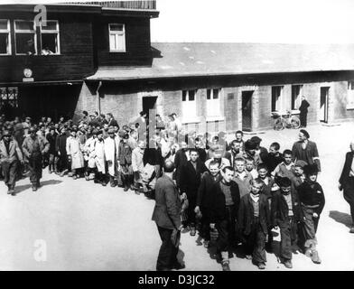 (Dpa-Dateien) - Kinder und Jugendliche sind in Spalten von angeführt Soldaten der 3. US-Armee, eine Krankenstation Krankenhaus nach der Befreiung des Konzentrationslagers Buchenwald in Buchenwald, Deutschland, 13. April 1945. Stockfoto