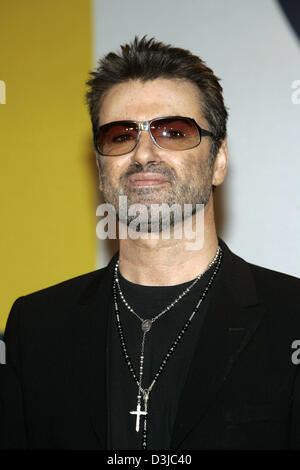 (Dpa) - britische Pop-Sänger George Michael für die Präsentation des Dokumentarfilms über sein Leben während der 55. Berlinale Internationalen Filmfestspiele in Berlin, Deutschland, 16. Februar 2005 kommt. "George Michael: eine andere Geschichte" in der Berlinale-Panorama-Programm läuft. Insgesamt 21 Filme konkurrieren um den goldenen und silbernen Bären Preise auf der Berlinale. Stockfoto