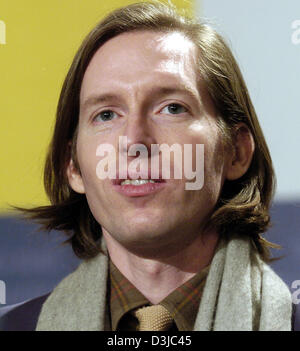 (Dpa) - Wes Anderson, Direktor des US-Wettbewerb Films "Das Leben Wasser mit Steve Zissou", während der 55. Berlinale Internationalen Filmfestspiele in Berlin, Deutschland, 16. Februar 2005 abgebildet. Insgesamt 21 Filme konkurrieren um den goldenen und silbernen Bären Preise auf der Berlinale. Stockfoto