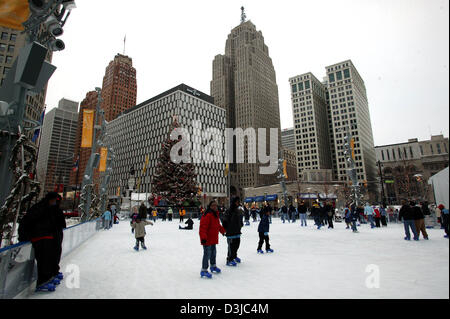 (Dpa) - ein Blick auf die Eisbahn und Geschäft Hochhäuser im Schnee bedeckt Innenstadt von Detroit, Michigan, USA, 8. Januar 2005. Stockfoto