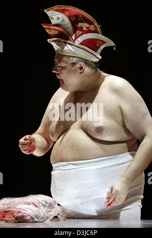 (Dpa) - Schauspieler Hans-Jürgen Moll spielt die Rolle des ehemaligen Bundeskanzlers Helmut Kohl in Tanz und Theater spielen "Hannelore Kohl' in Ludwigshafen, Deutschland, 19. Januar 2005. Kohls Frau Hannelore verstarb dreieinhalb Jahren in einem Selbstmordversuch und das Spiel erzählt die Geschichte aus ihrem Leben und Tod. Stockfoto