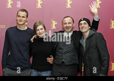 (Dpa) - im Bild deutschen Schauspielers Fabian Hinrichs (L-R), deutsche Schauspielerin Julia Jentsch (Sophie spielt), deutscher Schauspieler Alexander Held und Andre Hennicke während der Präsentation deutscher Wettbewerbsfilm "Sophie Scholl - die letzten Tage", während der 55. Berlinale Internationalen Filmfestspiele in Berlin, Deutschland, 13. Februar 2005. Insgesamt 21 Filme konkurrieren um den goldenen und silbernen Bären Stockfoto