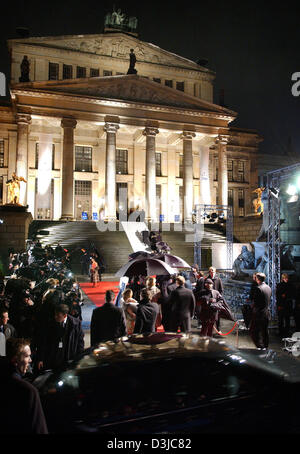 (Dpa) - hält ein Auto vor dem Konzerthaus, wo die "Cinema for Peace"-Gala, in Berlin, Deutschland, 14. Februar 2005 stattfand. Das Charity-Event, das am 14. Februar stattfand, war einer der Höhepunkte des diesjährigen 55. Berlinale internationales Filmfestival. Erlös geht an UNICEF "Kinder Opfer des Tsunami in Indonesien" Fonds. Stockfoto