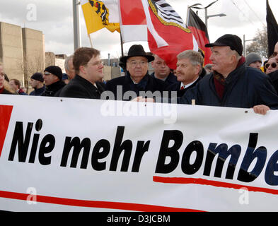 (Dpa) - mehrere hundert Rechtsextremisten, unter denen (v.l) Holger Apfel, Fraktion Führer des rechten Flügels extremistische Partei NPD, Führer der DVU, Gerhard Frey, Vorsitzender der NPD, Udo Voigt und der ehemalige Führer des rechten Flügels Republikaner Partei, Franz Schoenhuber, tragen ein Zeichen, das "nie wieder Bomben Terror" während einer Kundgebung der deutschen rechten Flügel Extremis liest Stockfoto