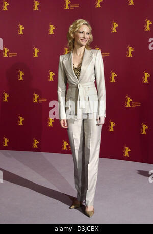 (Dpa) - australische Schauspielerin Cate Blanchett lächelt, als sie für die Präsentation ihres neuen Films "Das Leben Wasser mit Steve Zissou" bei der Berlinale Filmfestival in Berlin, Deutschland, 16. Februar 2005 ankommt. Stockfoto