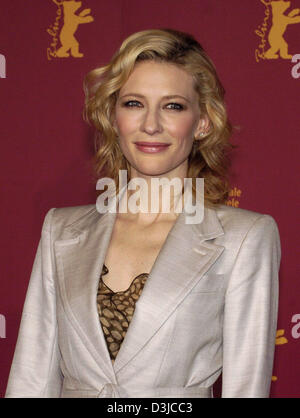 (Dpa) - australische Schauspielerin Cate Blanchett lächelt, als sie für die Präsentation ihres neuen Films "Das Leben Wasser mit Steve Zissou" bei der Berlinale Filmfestival in Berlin, Deutschland, 16. Februar 2005 ankommt. Stockfoto
