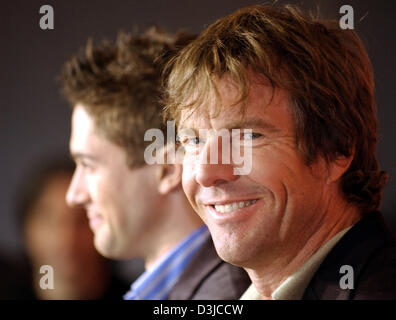(Dpa) - US-Schauspieler Dennis Quaid (R) und Topher Grace im Bild während der Pressekonferenz für die Präsentation des Films "In guter Gesellschaft" (USA) während der 55. Berlinale Internationalen Filmfestspiele in Berlin, Deutschland, 13. Februar 2005. Insgesamt 21 Filme konkurrieren um den goldenen und silbernen Bären Preise auf der Berlinale. Stockfoto