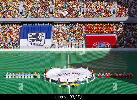 (Dpa) - Menschen nehmen einen ersten Blick auf das neue Designmodell der Münchner Allianz Arena Fußballstadion in Günzburg, Deutschland, 12. Mai 2005. Das Modell ist aus 1 Million Legosteinen und wurde eingeführt, um die öffentlichen 18 Tage vor der Eröffnung des ursprünglichen Stadions in München. Stockfoto