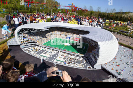 (Dpa) - Menschen nehmen einen ersten Blick auf das neue Designmodell der Münchner Allianz Arena Fußballstadion in Günzburg, Deutschland, 12. Mai 2005. Das Modell ist aus 1 Million Legosteinen und wurde eingeführt, um die öffentlichen 18 Tage vor der Eröffnung des ursprünglichen Stadions in München.  Stichwörter: Quellen, Brummen, SPO, Fußball, Sport, Unterhaltung, Leute, Wirtschaft-Business-Finanzen, Stockfoto