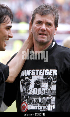 (Dpa) - sieht Eintracht Frankfurts Head Coach Friedhelm Funkel (R) Erlösten, während Spieler Chris seinen Kopf berührt, nachdem das Team 3: 0-Sieg gegen Wacker Burghausen in der 2. Bundesliga match in der Commerzbank Arena in Frankfurt Main, Deutschland, 22. Mai 2005. Der Sieg gesichert Frankfurts Aufstieg in Deutschlands Top-Fußball Liga. Stockfoto