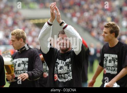 (Dpa) - sieht Eintracht Frankfurts Head Coach Friedhelm Funkel (C) Erlösten während Händeklatschen sein Team 3: 0-Sieg gegen Wacker Burghausen in der 2. Bundesliga match in der Commerzbank Arena in Frankfurt Main, Deutschland, 22. Mai 2005. Der Sieg gesichert Frankfurts Aufstieg in Deutschlands Top-Fußball Liga. Stockfoto