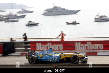 (Dpa) - ist die italienische Formel-1-Fahrer Giancarlo Fisichella von Renault in Aktion vor Monaco Hafen während des Trainings Grand Prix von Monaco in Monte Carlo, Monaco, Samstag, 21. Mai 2005. Stockfoto