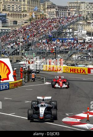 (Dpa) - finnischen Formel-1-Fahrer Kimi Räikkönen von McLaren-Mercedes führt das Rennen vor deutschen Michael Schumacher Ferrari beim Grand Prix von Monaco in Monte Carlo, Monaco, Sonntag, 22. Mai 2005. Stockfoto