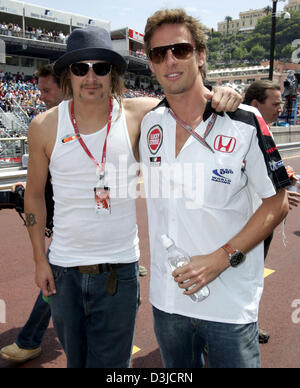 (Dpa) - britische Formel-1-Fahrer Jenson Button BAR-Honda und Rock-Sänger Zicklein-Felsen posieren zusammen vor dem Grand Prix von Monaco in Monte Carlo, Monaco, Sonntag, 22. Mai 2005. Stockfoto