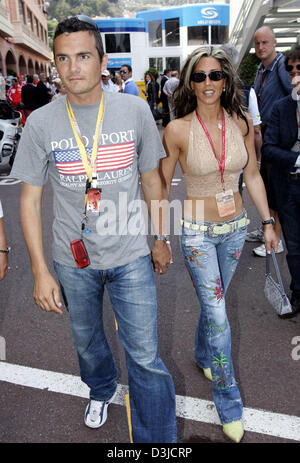 (Dpa) - der ehemalige Radrennfahrer Französisch Richard Virenque und seine Frau Stephanie ankommen im Fahrerlager vor dem Grand Prix von Monaco in Monte Carlo, Monaco, Sonntag, 22. Mai 2005. Stockfoto