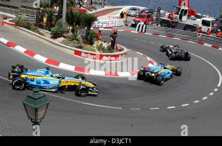 (Dpa) - finnischen Formel-1-Fahrer Kimi Räikkönen von McLaren Mercedes führt die Packung nach dem Start des Grand Prix von Monaco in Monte Carlo, Monaco, Sonntag, 22. Mai 2005. Stockfoto