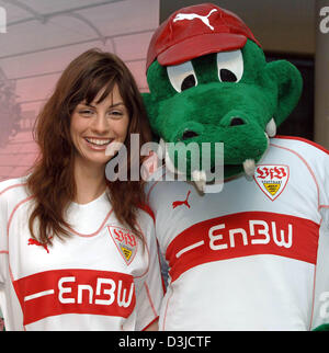 (Dpa) - eine junge Frau posiert mit dem Maskottchen des deutschen Fußball Bundesligisten VfB Stuttgart und bietet das neue Trikot der Fußball-Club im Gottlieb Daimler Stadion in Stuttgart, Deutschland, Montag, 23. Mai 2005. EnBW wird neuer Hauptsponsor der Stuttgarter ab 1. Juli 2005. Der Vertrag läuft über fünf Jahre. Stockfoto