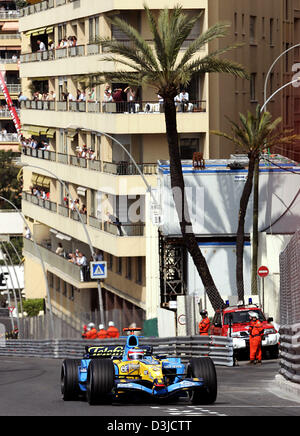 (Dpa) - spanische Formel1-Fahrer Fernando Alonso von Renault steuert seine Rennwagen während der Trainingseinheit Grand Prix von Monaco in Monte Carlo, Monaco, Samstag, 21. Mai 2005. Stockfoto