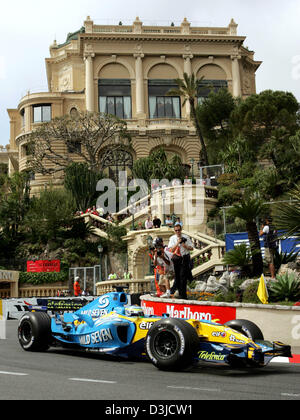 (Dpa) - italienischer Formel-1-Fahrer Giancarlo Fisichella von Renault steuert seine Rennwagen vor Monaco Grand Hotel während des Trainings Grand Prix von Monaco in Monte Carlo, Monaco, Samstag, 21. Mai 2005. Stockfoto