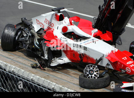 (Dpa) - das Bild zeigt den zerstörten Rennwagen des deutschen Formel1-Fahrer Ralf Schumacher von Toyota nach dem ersten Qualifying-Session des Grand Prix von Monaco in Monte Carlo, Monaco, Samstag, 21. Mai 2005. Stockfoto