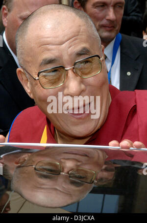 (Dpa) - lächelt die religiöse Führer des tibetischen Buddhismus Dalai Lama während der Einnahme von Sitz in seiner Limousine nach Hesses Frieden Auszeichnung vor dem Hessischen Landtag in Wiesbaden, Deutschland, Mittwoch, 27. Juli 2005. Foto: Boris Roessler Stockfoto