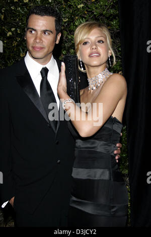 (Dpa) - US-Schauspielerin Jessica Alba und ihr Freund Cash Warren, persönliche Assistean, bei der Premiere des Films "Sin City" auf dem International Film Festival 2005 in Cannes, Frankreich, 18. Mai 2005. Stockfoto