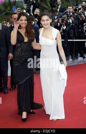 (Dpa) - indische Schauspielerin Aishwarya Rai (L) und korsische Model Laetitia Casta kommen für die 58. Internationalen Filmfestspiele in Cannes, Frankreich, 11. Mai 2005. Stockfoto