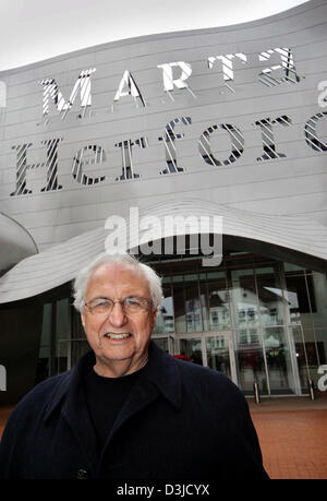 (Dpa) - stellt die amerikanische Star-Architekt Frank O. Gehry vor dem Museum MARTa in Herford, Deutschland, 7. Mai 2005 selbst entworfen. Das Museum für seine Baubudget bestritten hat am Samstag nach fünf Jahren Bauzeit eröffnet. Das Gebäude spiegelt eine Verbindung von zeitgenössischer Kunst, Design und Architektur. Stockfoto