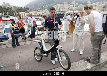 (Dpa) - schottischen Formel-1-Fahrer David Coulthard (C) kommt auf der Rennstrecke des Grand Prix von Monaco in Monte Carlo, Monaco, Freitag, 20. Mai 2005. Der Grand Prix von Monaco findet am Sonntag, 22. Mai 2005. Stockfoto