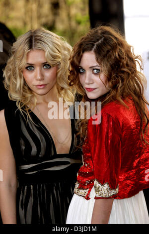 (Dpa) - US-Stars Ashley und Mary-Kate Olsen besuchen die AmfAR Party "Kino gegen AIDS 2005" im Le Moulin de Mougins bei den 58. Internationalen Filmfestspielen in Mougins, Frankreich, 19. Mai 2005. Stockfoto