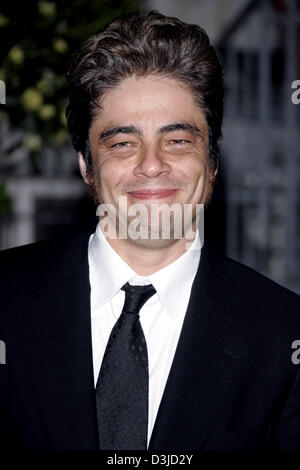 (Dpa) - US-Schauspieler Benicio Del Toro für die Premiere des Films "Sin City" bei den 58. Internationalen Filmfestspielen in Cannes, Frankreich, 18. Mai 2005 kommt. Stockfoto