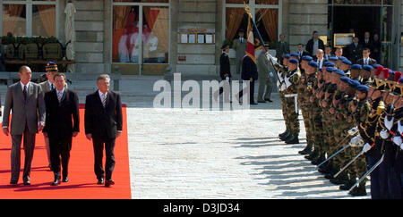 (Dpa) - zu Fuß auf einem roten Teppich bei einem Empfang mit militärischen Ehren in Nancy, Frankreich, Donnerstag, 19. Mai 2005 (L-R) der französische Präsident Jacques Chirac, Bundeskanzler Gerhard Schroeder und polnische Präsident Alexander Kwasniewski. Die Politiker trafen sich anlässlich der so genannten "Weimarer-Dreieck-wurde" (Weimarer Dreieck Gipfel) für deutsche, französische und polnische Zusammenarbeit. Die conf Stockfoto