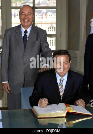 (Dpa) - französischer Präsident Jacques Chirac (L) und Bundeskanzler Gerhard Schroeder Lächeln, als sie das Goldene Buch der Stadt Nancy, Frankreich, Donnerstag, 19. Mai 2005 unterzeichnen. Die Politiker trafen sich anlässlich der so genannten "Weimarer-Dreieck-wurde" (Weimarer Dreieck Gipfel) für Deutsch-französische und polnische Zusammenarbeit. Die Konferenz ist den sechste Gipfel der drei Europäischen Union Stockfoto