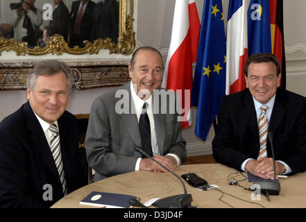 (Dpa) - (L-R) polnische Präsident Alexander Kwasniewski, der französische Präsident Jacques Chirac und Bundeskanzler Gerhard Schroeder Lächeln, als sie an einem Tisch im Rathaus in Nancy, Frankreich, Donnerstag, 19. Mai 2005 sitzen. Die Politiker trafen sich anlässlich der so genannten "Weimarer-Dreieck-wurde" (Weimarer Dreieck Gipfel) für deutsche, französische und polnische Zusammenarbeit. Die Konferenz-Markierungen der Stockfoto